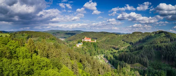 Pernstejn Kalesi Nedvedice köyü ve nehirler Svratka ve Nedvedicka, bazı 40 kilometre (25 mi) Brno kuzeybatısında, Güney Moravya Bölgesi, Çek Cumhuriyeti üzerinde bir kaya üzerinde bir kale.