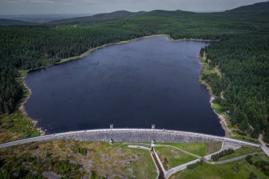Bedrichov Baraj Gölü 1902-1905 yılında Siyah Neisse Nehri üzerinde 1897 yılında selin kışkırtılması üzerine inşa edilmiş ve su ve enerji amaçlı kullanılmaktadır. Baraj 23 m yüksekliğinde ve 340 m uzunluğundadır..