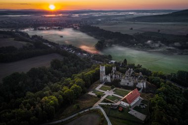 Zviretice 250m yükseklikte Bakov nad Jizerou kasabasının yaklaşık iki kilometre güneybatısında köy Podhradi üzerinde orijinal Gotik kaleden yeniden inşa edilmiş bir Rönesans şato bir harabe.