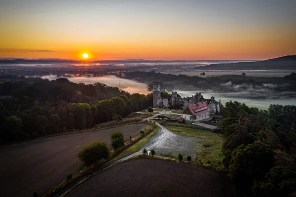 Zviretice Uma Ruína Castelo Renascentista Reconstruído Castelo Gótico Original Acima — Fotografia de Stock