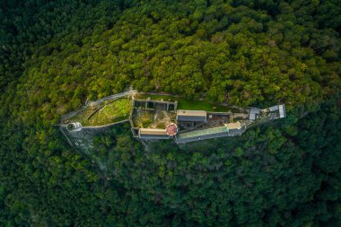 Bezdez Kalesi, Premysl Otakar II tarafından inşa edilmiş erken dönem Gotik bir şatonun harabesidir. Ve burası onun en iyi korunmuş kalesi. 1642 'de İsveçliler tarafından fethedildi, daha sonra Wallenstein' a ait oldu..