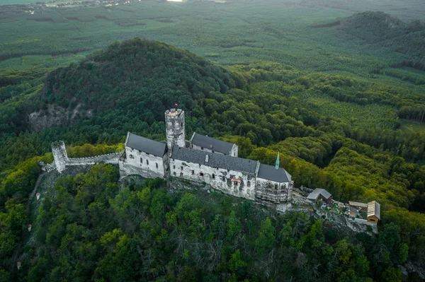 Bezdez Kalesi, Premysl Otakar II tarafından inşa edilmiş erken dönem Gotik bir şatonun harabesidir. Ve burası onun en iyi korunmuş kalesi. 1642 'de İsveçliler tarafından fethedildi, daha sonra Wallenstein' a ait oldu..