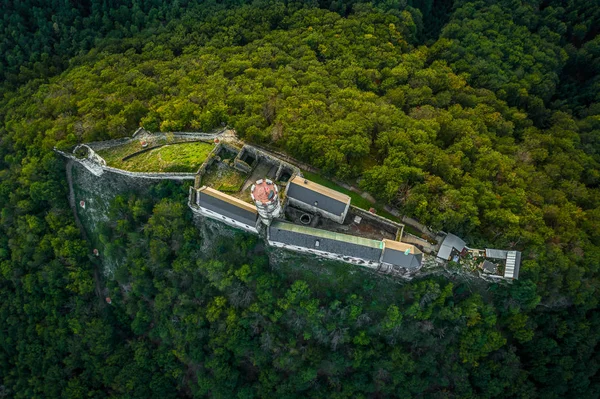 Bezdez Kalesi, Premysl Otakar II tarafından inşa edilmiş erken dönem Gotik bir şatonun harabesidir. Ve burası onun en iyi korunmuş kalesi. 1642 'de İsveçliler tarafından fethedildi, daha sonra Wallenstein' a ait oldu..