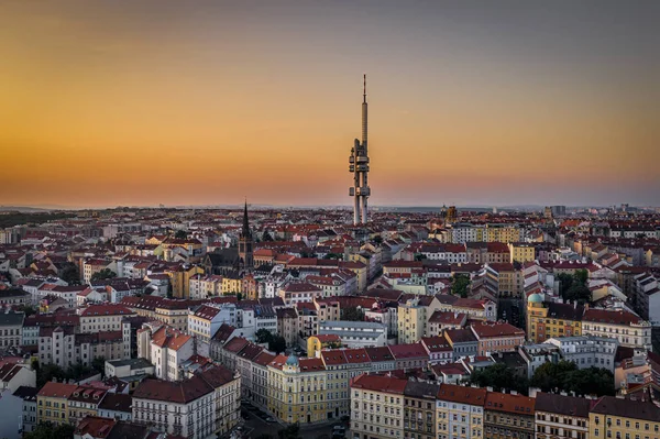 Zizkov Televizyon Kulesi, 1985 ile 1992 yılları arasında Prag 'da inşa edilmiş eşsiz bir vericidir. Şehrin geleneksel siluetinin üzerinde, Prag 'daki bir tepenin üstünde duruyor..