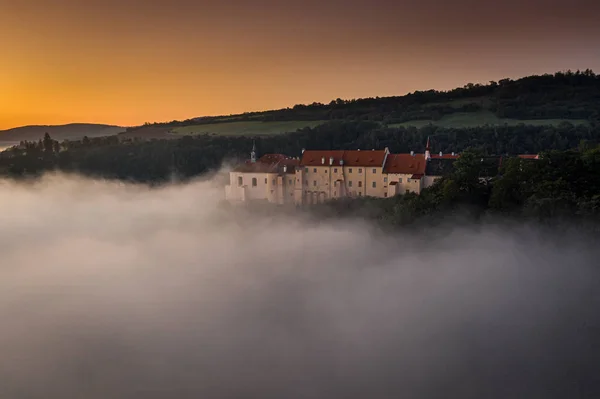 Nizbor is a castle rebuilt into a castle in the village of the same name in the district of Beroun. It was founded in the thirteenth century by King Premysl Otakar II. Despite numerous pledges.