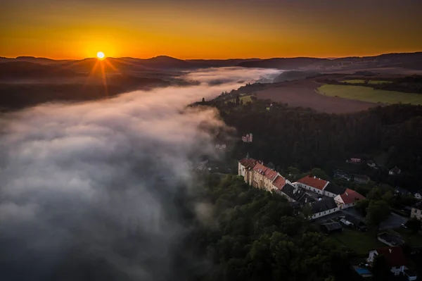 Nizbor is a castle rebuilt into a castle in the village of the same name in the district of Beroun. It was founded in the thirteenth century by King Premysl Otakar II. Despite numerous pledges.