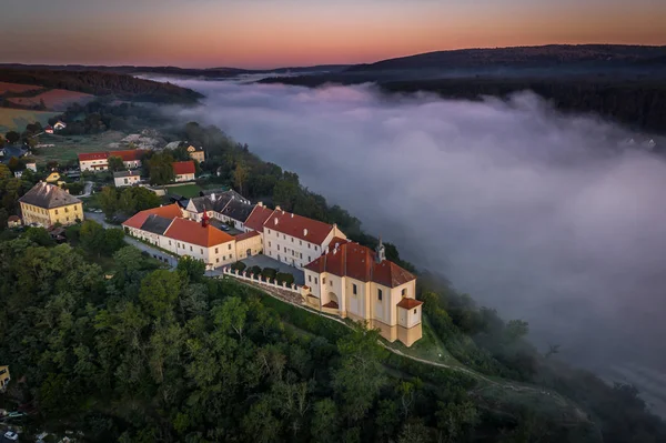 Nizbor Είναι Ένα Κάστρο Ξαναχτίστηκε Ένα Κάστρο Στο Χωριό Ίδιο — Φωτογραφία Αρχείου