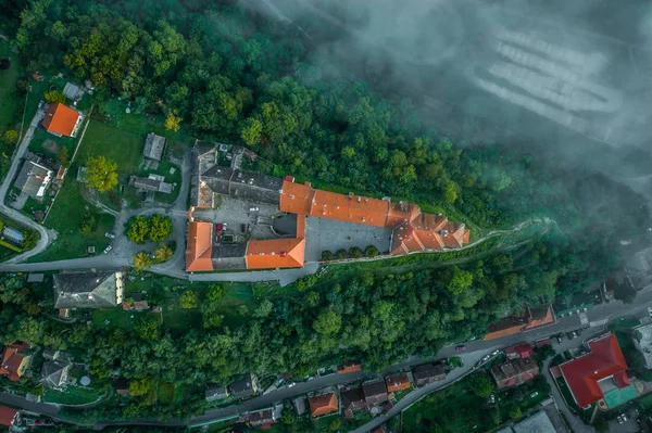 Nizbor is a castle rebuilt into a castle in the village of the same name in the district of Beroun. It was founded in the thirteenth century by King Premysl Otakar II. Despite numerous pledges.