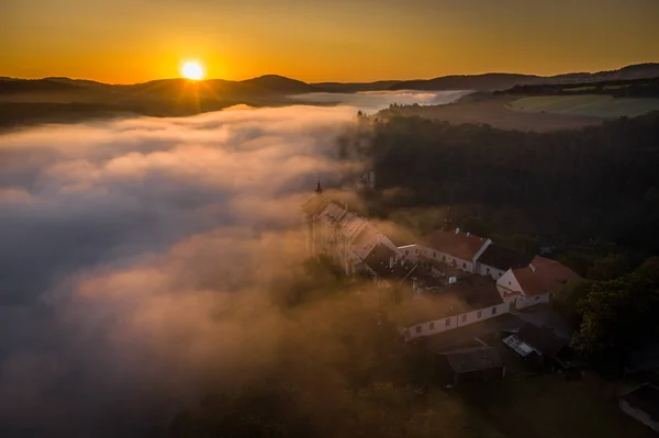 Nizbor is a castle rebuilt into a castle in the village of the same name in the district of Beroun. It was founded in the thirteenth century by King Premysl Otakar II. Despite numerous pledges.