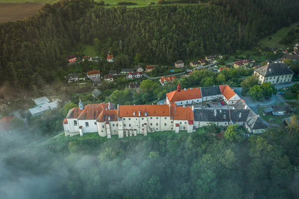 Nizbor is a castle rebuilt into a castle in the village of the same name in the district of Beroun. It was founded in the thirteenth century by King Premysl Otakar II. Despite numerous pledges.