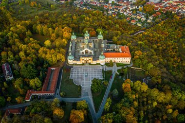 Svata Hora, Pribram yakınlarındaki tepede bulunan önemli bir Barok kompleksi ve hac alanıdır. Yüksek taş terasın içinde 16601673 'teki orijinal Gotik Varsayım Kilisesi duruyor..