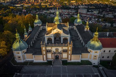 Svata Hora, Pribram yakınlarındaki tepede bulunan önemli bir Barok kompleksi ve hac alanıdır. Yüksek taş terasın içinde 16601673 'teki orijinal Gotik Varsayım Kilisesi duruyor..