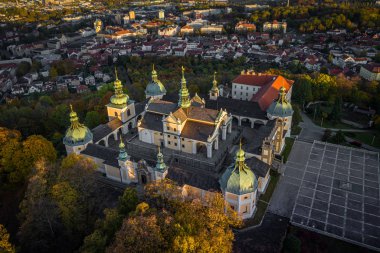 Svata Hora, Pribram yakınlarındaki tepede bulunan önemli bir Barok kompleksi ve hac alanıdır. Yüksek taş terasın içinde 16601673 'teki orijinal Gotik Varsayım Kilisesi duruyor..