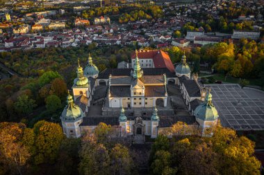 Svata Hora, Pribram yakınlarındaki tepede bulunan önemli bir Barok kompleksi ve hac alanıdır. Yüksek taş terasın içinde 16601673 'teki orijinal Gotik Varsayım Kilisesi duruyor..