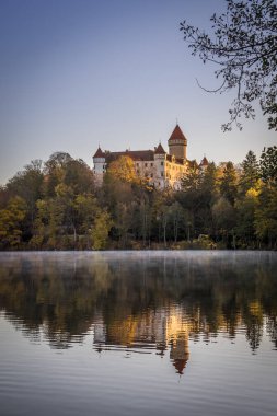 Konopiste Çek Cumhuriyeti 'nde yer alan dört kanatlı, üç katlı bir şatodur. Avusturya Arşidükü Franz Ferdinand 'ın Avusturya-Macaristan tahtının son konutu olarak ünlendi..