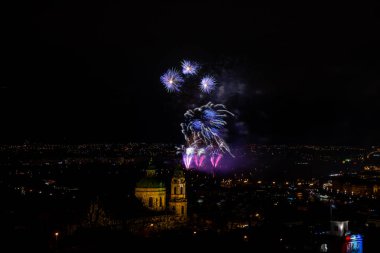 Çek Cumhuriyeti 'ndeki Prag Yeni Yıl Havai fişekleri, kutlamaları bizi yeni yılda, yani 1918 yılında bağımsız Çekoslovakya' nın kurulmasını bekleyen yıldönümlerini andı..