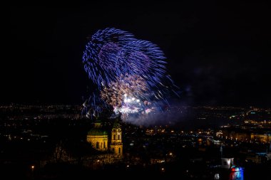 Çek Cumhuriyeti 'ndeki Prag Yeni Yıl Havai fişekleri, kutlamaları bizi yeni yılda, yani 1918 yılında bağımsız Çekoslovakya' nın kurulmasını bekleyen yıldönümlerini andı..