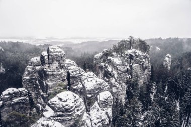 Hruba Skala bitişik kumtaşı 'rock town', Trosky Kalesi'ne uzanan, 1998 yılından bu yana korunan bir doğa rezerv ve dağcılar için popüler bir yer.