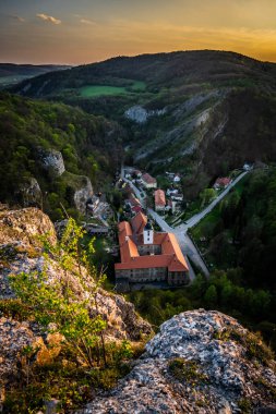 Cliff altında Saint John Merkezi Bölgesi'nde bir köy , Beroun ilçesi , Prag yaklaşık 30 km güneybatısında, beroun az 5 km doğusunda. Koruma altındaki Peyzaj Alanı'nın kalbinde yatıyor.