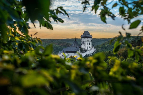 Karlstejn Kalesi, Kutsal Roma İmparatoru seçilmiş ve Bohemya Kralı Iv. Gizli Çek taç mücevherleri, kutsal emanetler ve diğer kraliyet hazineleri vardır.