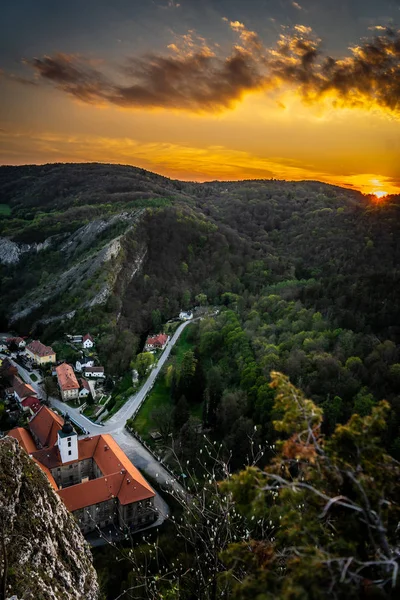 Cliff Altında Saint John Merkezi Bölgesi Nde Bir Köy Beroun — Stok fotoğraf