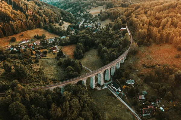 Demiryolu viyadük 1898 ile 1900 yılları arasında Liberec 'ten Lpa' ya uzanan hat üzerinde Novina köyü yakınlarında inşa edildi. 14 kemeri olan viyadük 230 metre uzunluğunda ve yaklaşık 29 metredir..