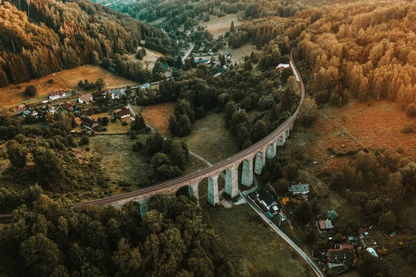 这条铁路高架桥建于Novina村附近 从Liberec通往Esk Lpa的铁路线上 建于1898年至1900年 这座高架桥有14个拱门 长230米 约29米 图库图片
