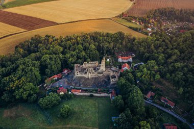 Okor Kalesi. 1228 yılında Okor 'un küçük bir köyünde bir kale inşa edildi. Daha sonra 1359 yılında Prag 'ın Eski Kenti' nin varlıklı bir bankeri olan Frantisek Rokycansky tarafından Gotik bir şatoya dönüştürüldü..