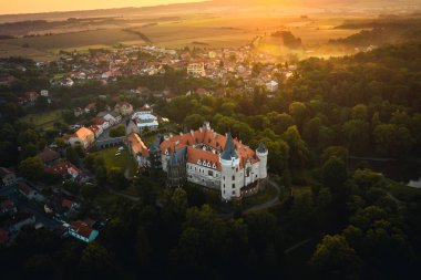 Zleby Chateau, Caslav 'ın yaklaşık 7 km doğusunda bir şato. Aslen Lichtenburg ailesi tarafından inşa edilmiş bir kaleydi. Bundan ilk dolaylı olarak 1289 'dan bahsedilmiş..