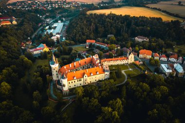 Zleby Chateau, Caslav 'ın yaklaşık 7 km doğusunda bir şato. Aslen Lichtenburg ailesi tarafından inşa edilmiş bir kaleydi. Bundan ilk dolaylı olarak 1289 'dan bahsedilmiş..