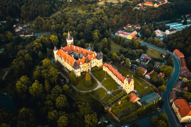 Zleby Chateau, Caslav 'ın yaklaşık 7 km doğusunda bir şato. Aslen Lichtenburg ailesi tarafından inşa edilmiş bir kaleydi. Bundan ilk dolaylı olarak 1289 'dan bahsedilmiş..