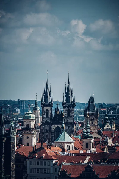 プラハはチェコ共和国の首都で最大の都市であり 欧州連合の中で13番目に大きな都市であり ボヘミアの歴史的首都です ヴルタヴァ川に位置 — ストック写真