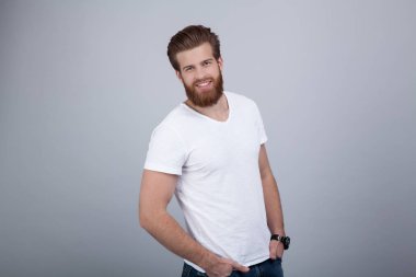 gri arka plan üzerinde izole Genç sakallı adam portresi