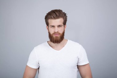 gri arka plan üzerinde izole Genç sakallı adam portresi