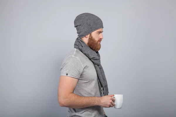 Joven Hombre Guapo Con Barba Gorra Gris Bufanda Pie Junto — Foto de Stock