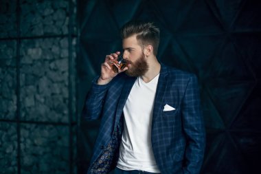Eril ciddi portresi akıllı şık şık modern zengin zengin trendy saç modeli freelancer pahalı yaşında alkol içecek modern duvar içme odaklı yan yarım karşı karşıya arka plan görünümdür.
