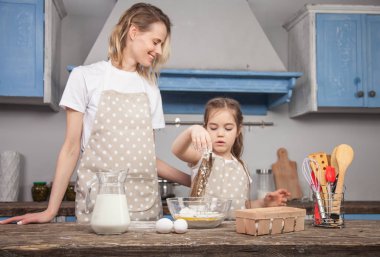 Kase un ekler kızının el ele. Anne ve kızı mutfakta yemek Mafins