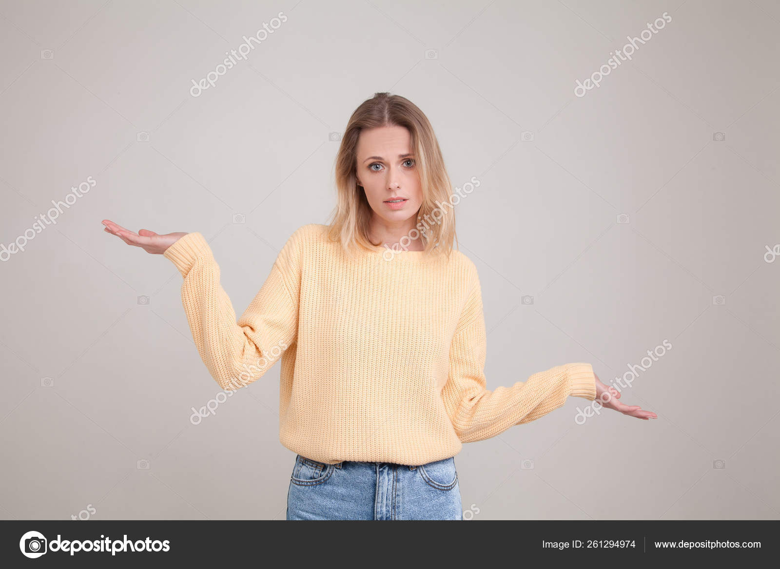 Powerful Athletic Woman Poses Arms Above Stock Photo 477561778 |  Shutterstock