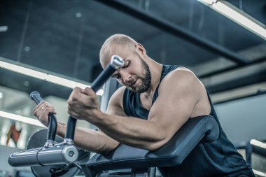 pazı egzersiz yaparak kusursuz bir beden ile yakışıklı kaslı erkek modeli