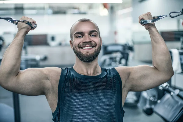 Βάναυση ισχυρή αθλητική άνδρες άντληση μυών προπόνηση bodybuilding ιδέα φόντο-μυϊκή bodybuilder όμορφος άνθρωπος κάνει ασκήσεις στο γυμναστήριο και bodybuilding — Φωτογραφία Αρχείου