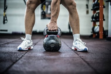 Spor salonunda bir kettlebell ile egzersiz Cross fit atlet. İşlevsel eğitim veren yakışıklı adam. Pratik egzersiz