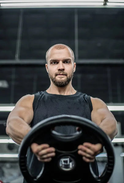 Βάναυση ισχυρός bodybuilder αθλητικός άνθρωπος άντληση μυών προπόνηση bodybuilding ιδέα φόντο-μυϊκή bodybuilder όμορφοι άνδρες κάνει ασκήσεις στο γυμναστήριο Αθλητισμός διατροφή έννοια — Φωτογραφία Αρχείου