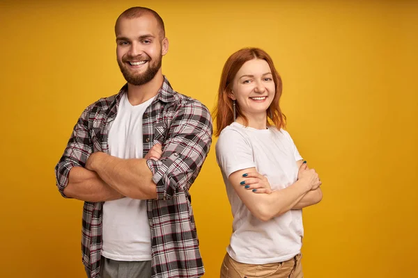 Portrait de charmants entrepreneurs indépendants charismatiques prêts à résoudre des problèmes de travail d'affaires prennent des décisions. habillé en chemise à carreaux isolé sur fond jaune — Photo