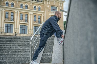 Eğitim ve egzersiz açık havada yapıyor genç erkek koşucu atlet