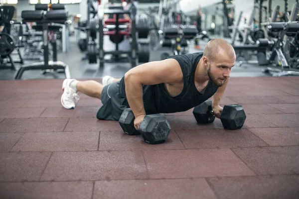 Γυμναστήριο άνθρωπος push-up δύναμη pushup άσκηση με αλτήρα σε μια προπόνηση φυσικής κατάστασης — Φωτογραφία Αρχείου