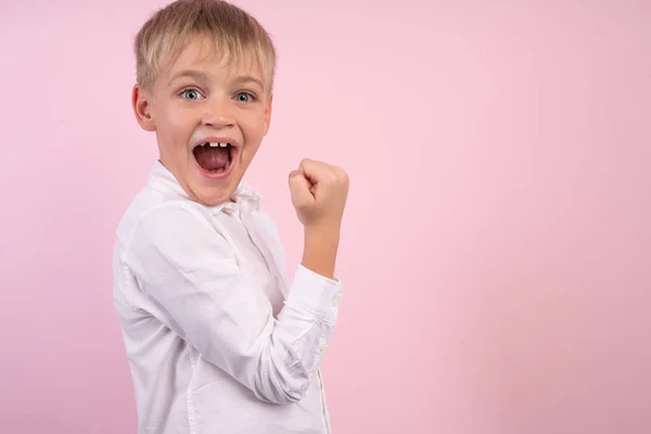 Профиль фанки хороший маленький мальчик поднял кулаки кричать да получить цели, конкурс лотереи геймеров, одеты в белую модную одежду изолированы розовый фон — стоковое фото