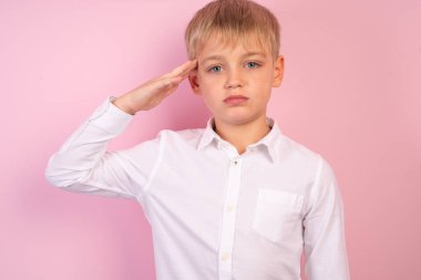 Yakışıklı bir okul çocuğunun portresi. Alnında el ile selamlama beyaz rahat gömlek yüz saçlı genç beyaz saçlı adam.