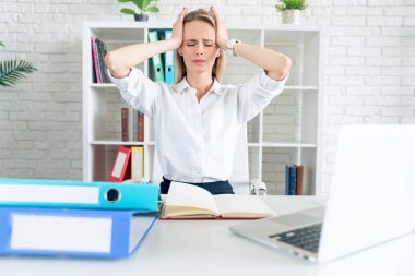 stres ve ofis dizüstü bilgisayar Resepsiyon arıyorum, baş ağrısı acı genç çekici üzgün ve umutsuz işkadını depresif ve iş sorun kavramı içinde boğulmuş endişeli