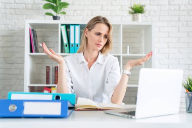 Yeni bir çözüm arıyorum. Onun iş yerinde otururken dizüstü bilgisayar ve seyreltik elleri üzerinde çalışan Pensive genç güzel iş kadını. O iş yerinde sorunları var.