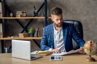 Odaklanmış İşadamı Çalışma Laptop Ofisi. Karanlık Ofiste Bilgisayarda Çalışan Adam. Modern Loft. Bulanık Arka Plan. İşçi Fazla Mesai. İş Kavramı. Kendinden Emin İşadamı.